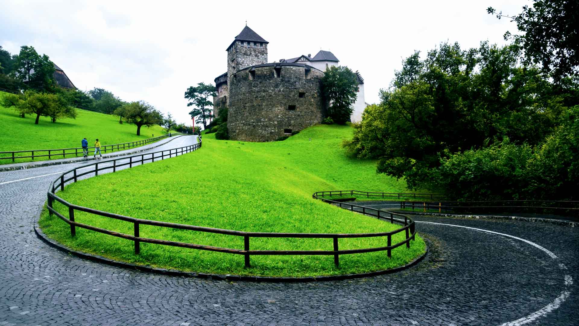 Castle road. Лихтенштейн замок Вадуц обои. Лихтенштейн Церковь. Змеевидная дорога в крепость. Лихтенштейн дорога.