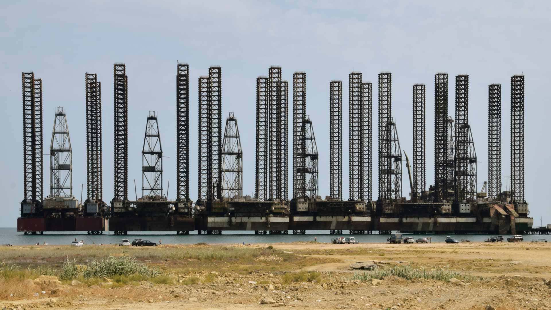 Ölplattformen im Kaspischen Meer